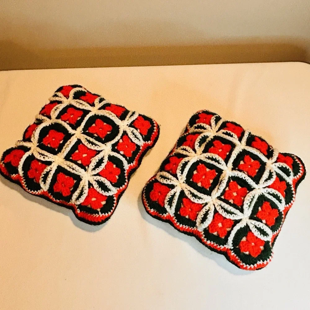2 Crochet Christmas Throw Pillows Handmade Square Red White Green  12